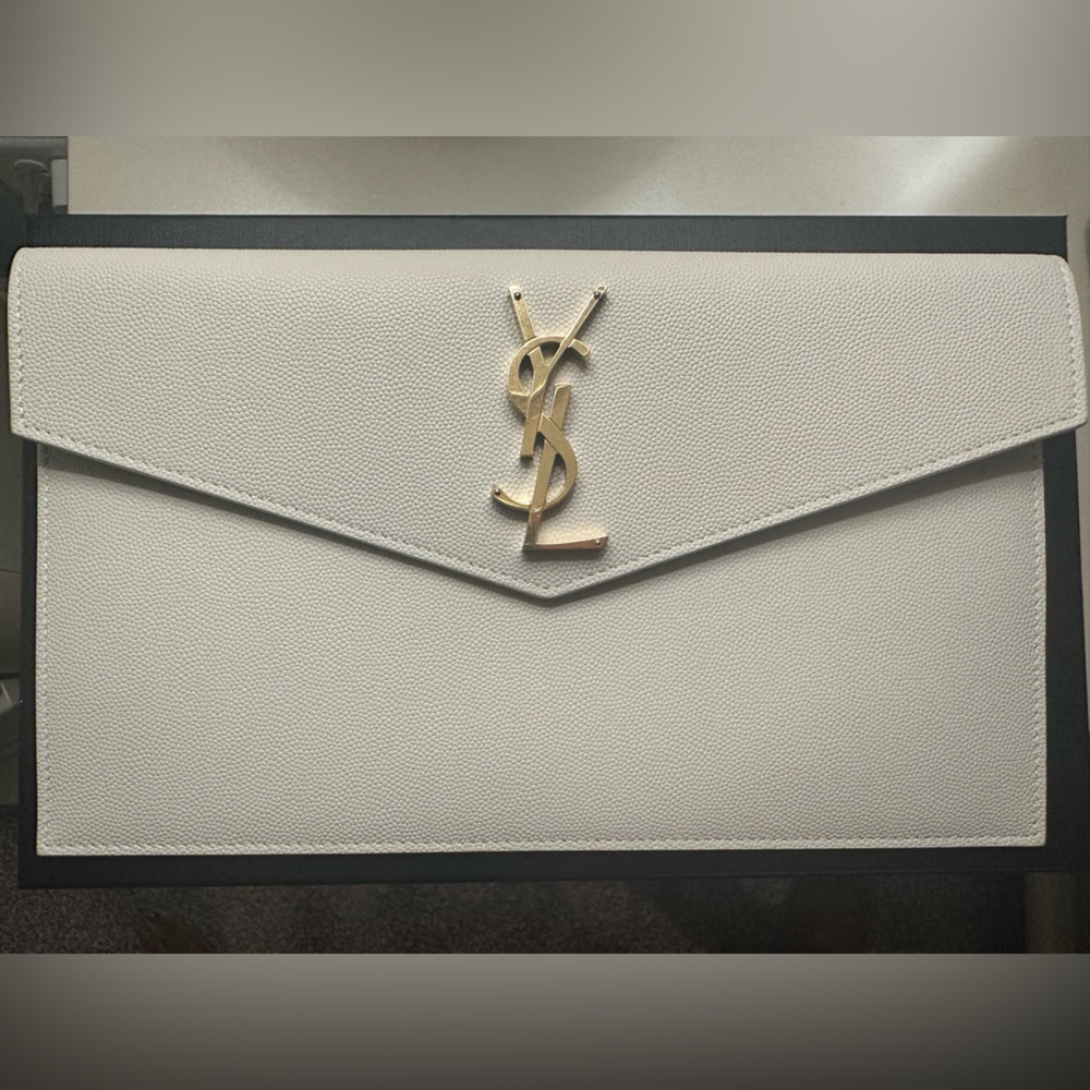 YSL MEDIUM POUCH 
GRAIN DE POUDRE ROYA
CREAM SOFT